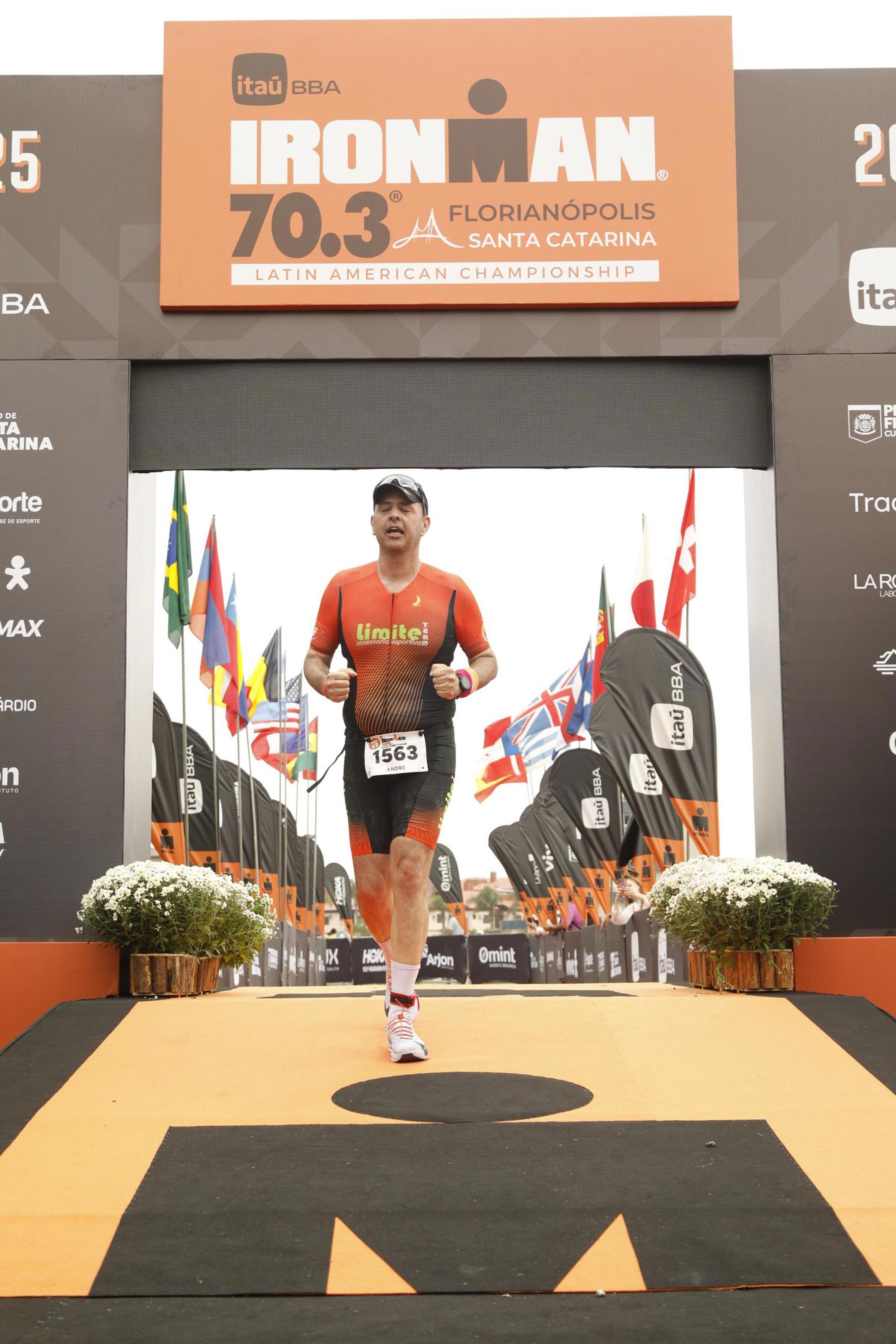 André Gallo na linha de chegada do Ironman 70.3 Florianópolis